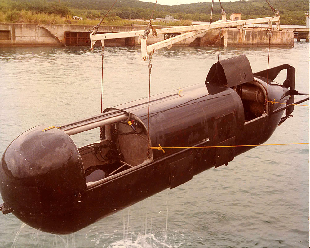 MK VIII SDV being recovered after a training mission. Note water draining from the hull. MK VIII SDV being recovered after a training mission. Note water draining from the hull.