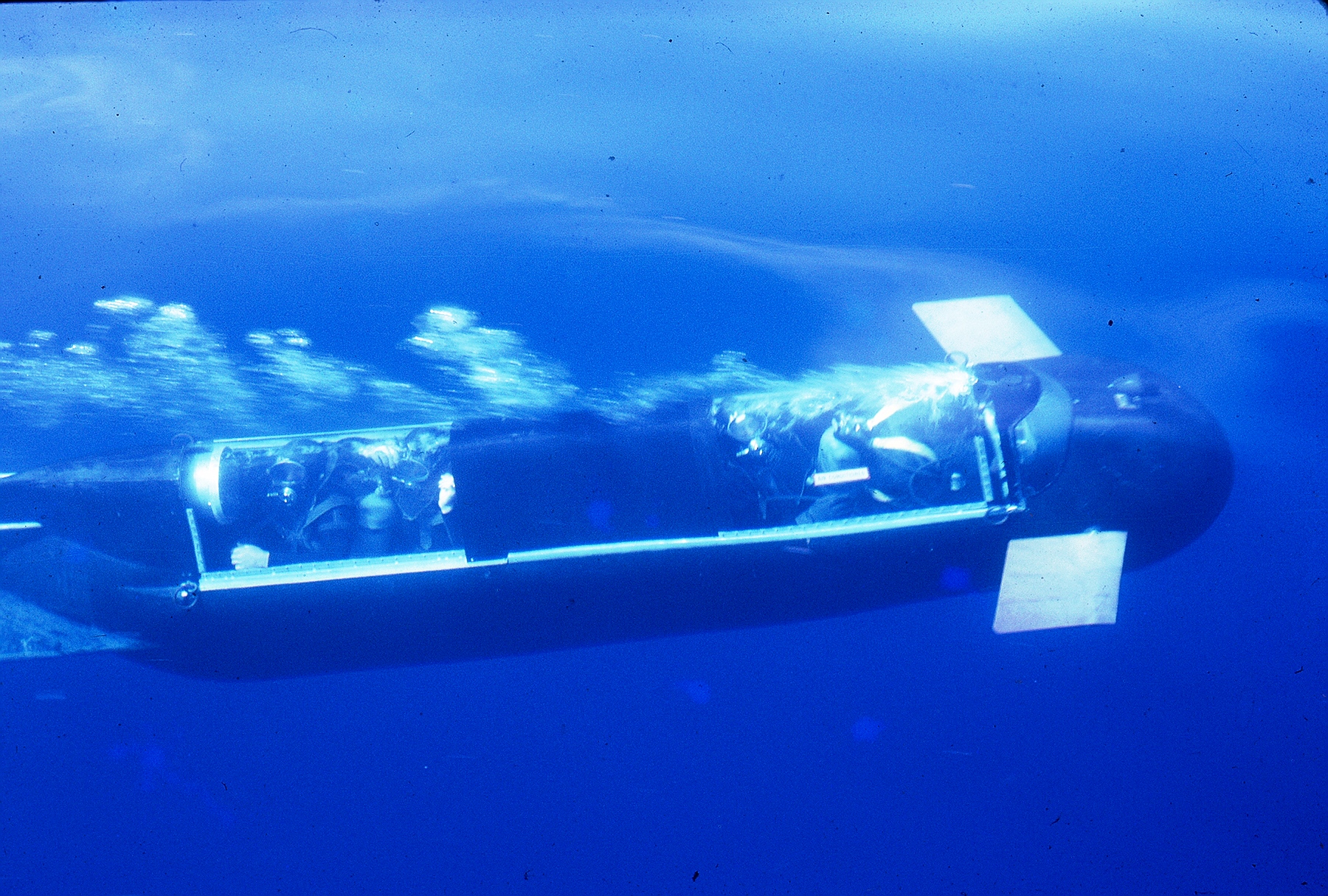 November 1967: Four divers are embarked in an underway MK VII, Mod 0 SDV. Photo was taken from the surface safety boat