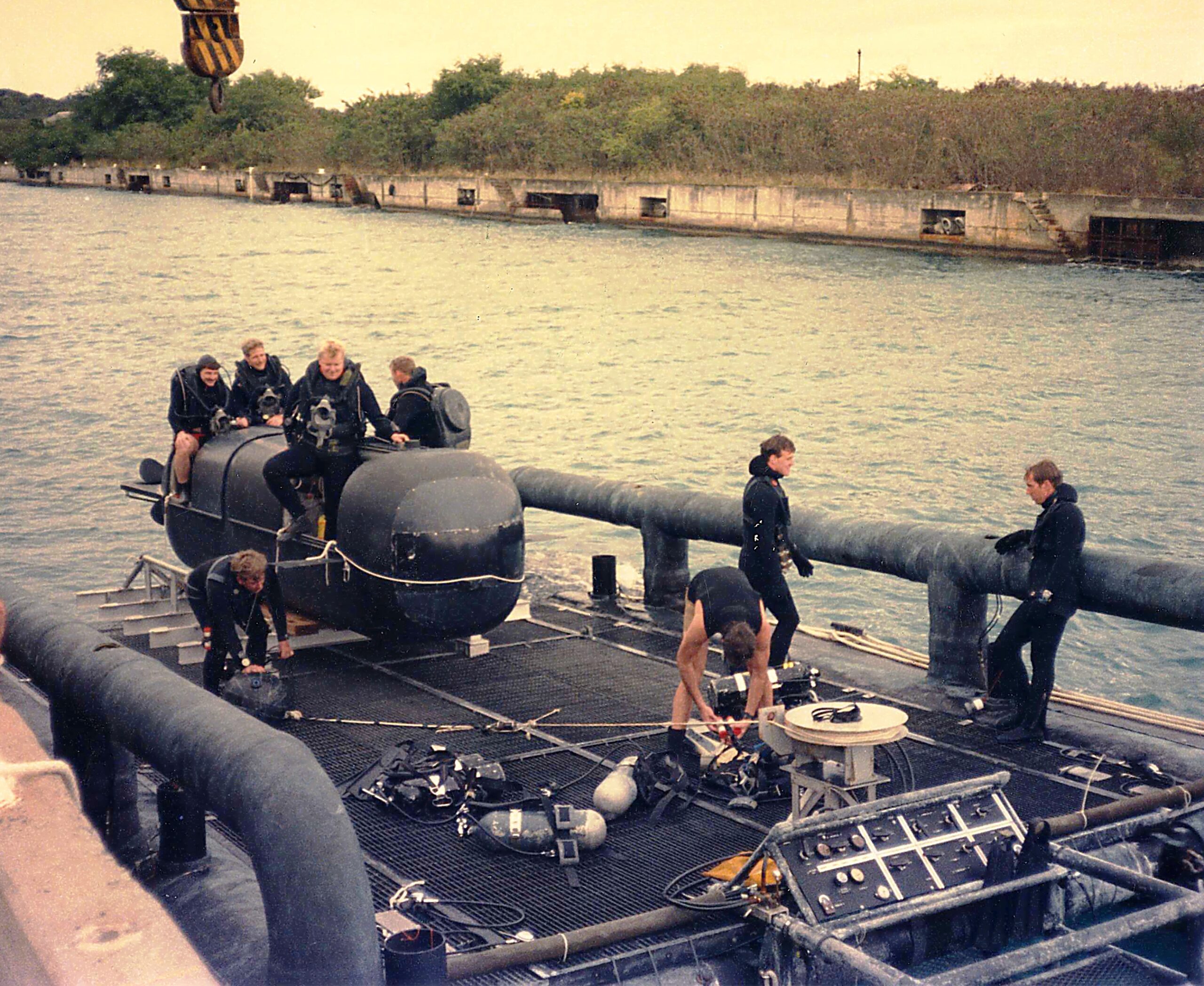 A MK VIII SDV and crew aboard SUBTRAP in Puerto Rico