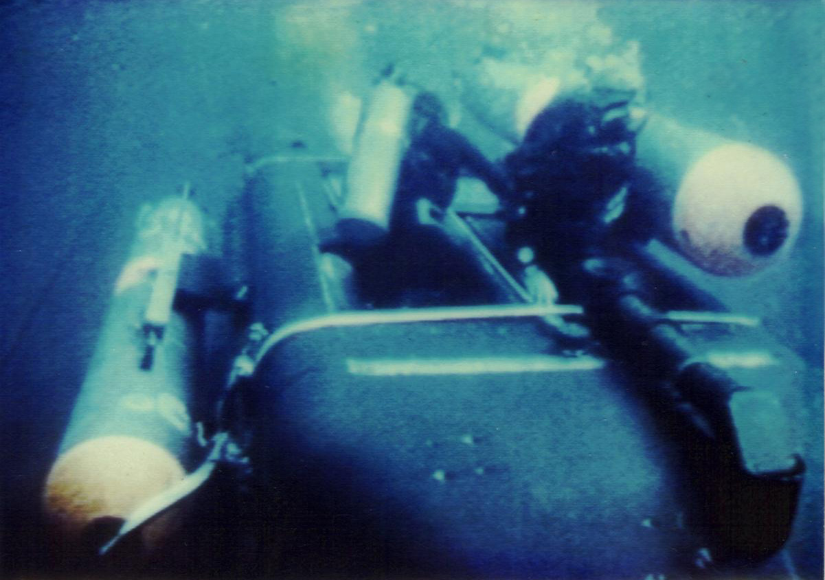 MK IX SDV with the SWA in the down position on the deck of a submerged submarine