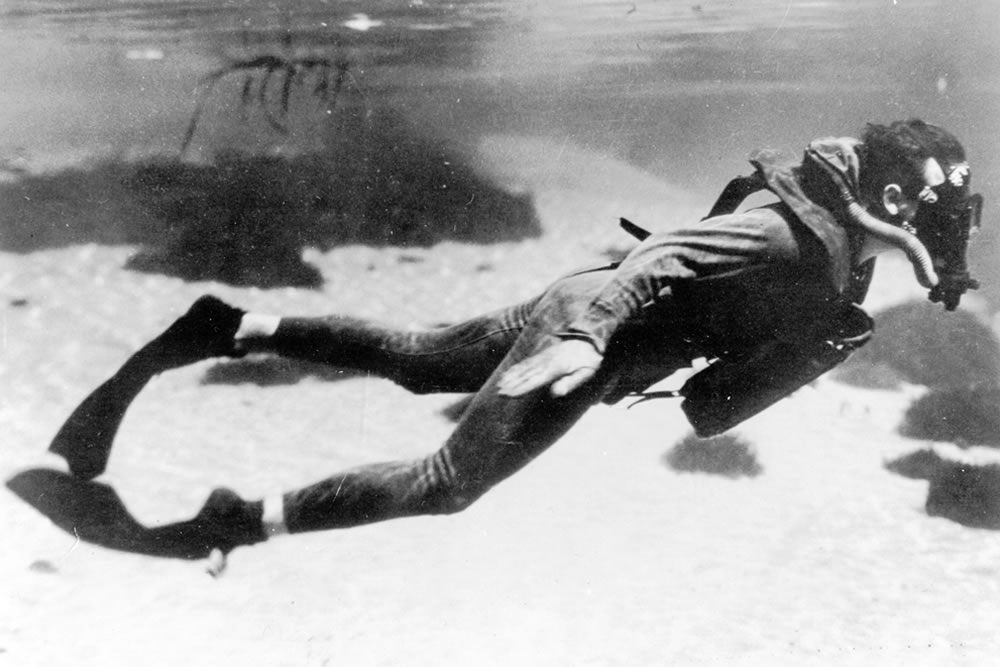Diver wearing the Lambertsen Amphibious Respiratory Unit (LARU). Diver wearing the Lambertsen Amphibious Respiratory Unit (LARU).